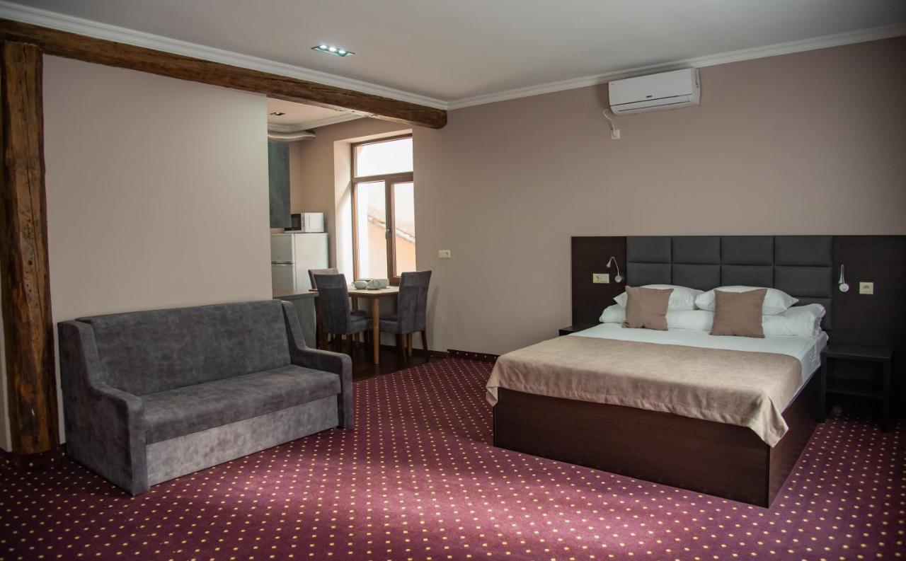 T&S Apart-Hotel Cernăuți Exterior foto
